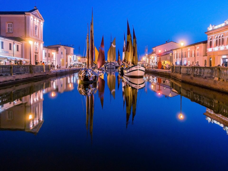 Il porto canale leonardesco di Cesenatico illuminato di notte