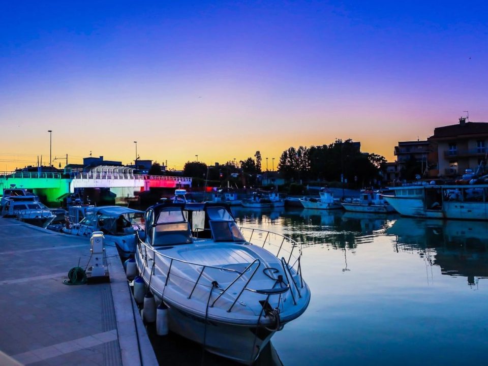 Barche ormeggiate nel porto canale di Igea Marina al tramonto