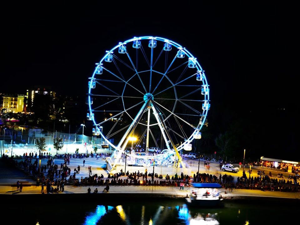 La ruota panoramica di Igea Marina illuminata di notte
