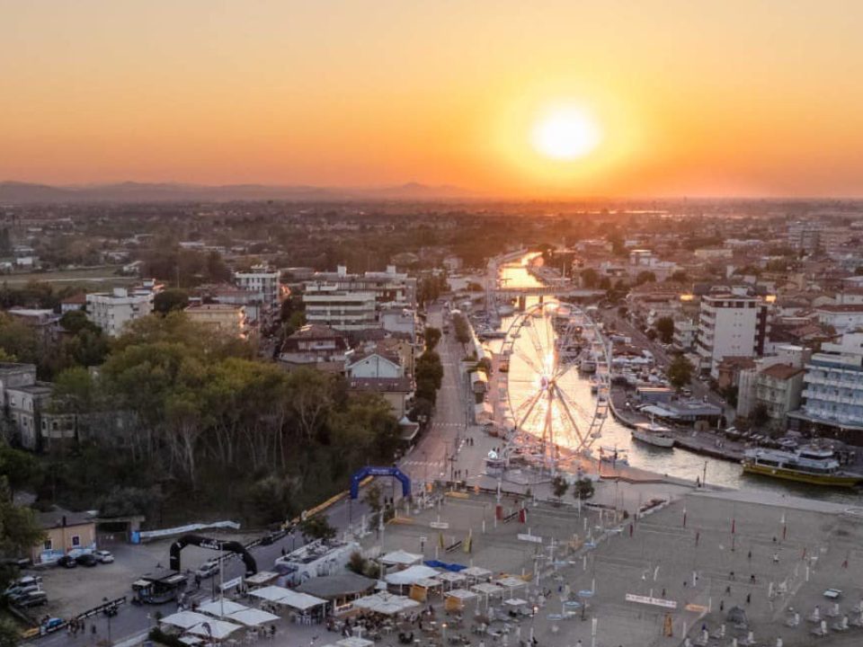 Vista aerea della spiaggia e del porto canale di Igea Marina al tramonto