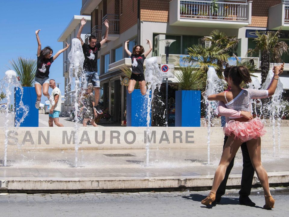La fontana con l’insegna di San Mauro Mare nel centro della località