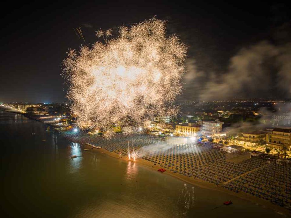 Fuochi d’artificio sulla spiaggia di San Mauro Mare