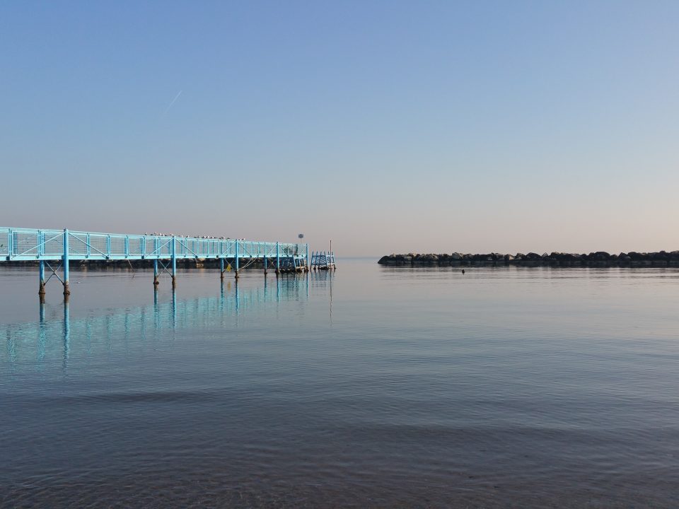 Il pontile sul mare di San Mauro Mare all’alba