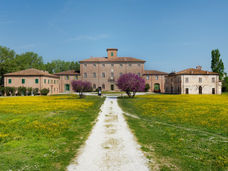 Villa Torlonia a San Mauro Pascoli, nella campagna in fiore