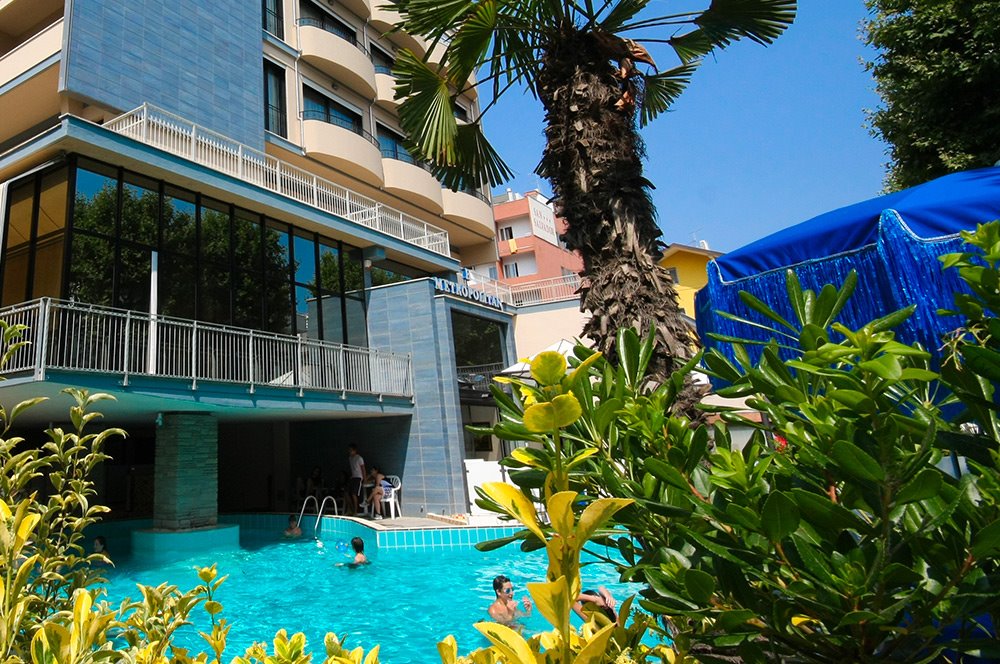 Vista sulla piscina dell'hotel